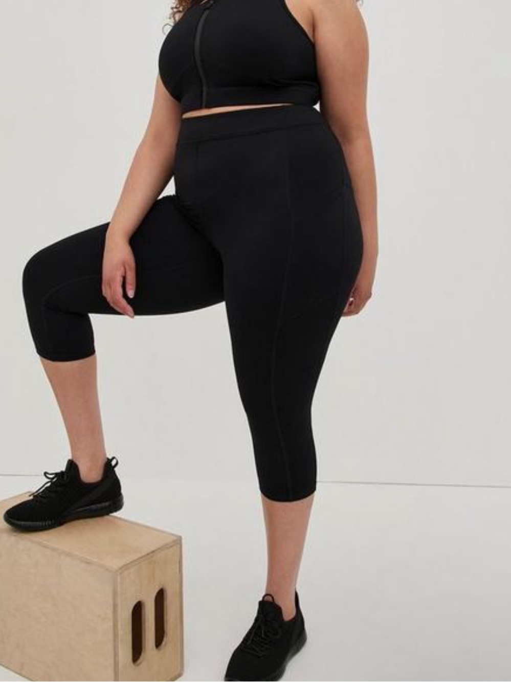 Torrid size 6 Bombshell Capri Legging - Performance Core Black